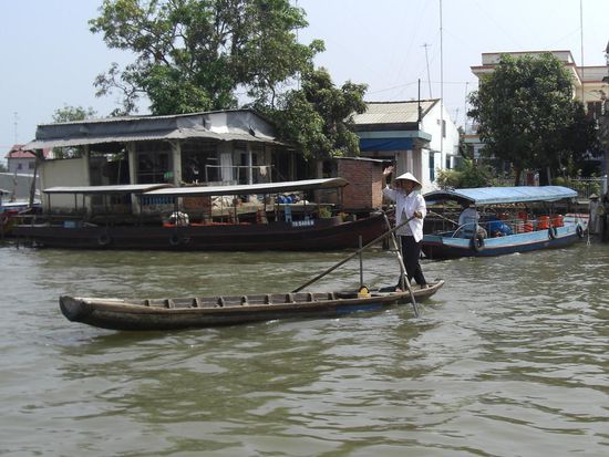 Freundlicher Longtailbootfahrer 