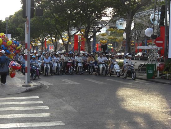 Wehe wenn sie losgelassen! Horde an Motofahrern!