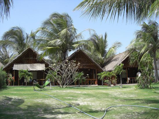 In der Mitte: Unser Bungalow mit Meerblick  am einzigen, wirklich sonnigen Tag