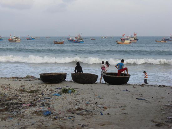 "Nussschalen" und - in Vietnam allgegenwaertig - der Muell 