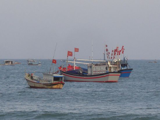 Fischerboote mit vietnamesischer Staatsflagge