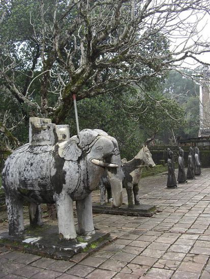 Elefanten, Reiter und Soldaten...