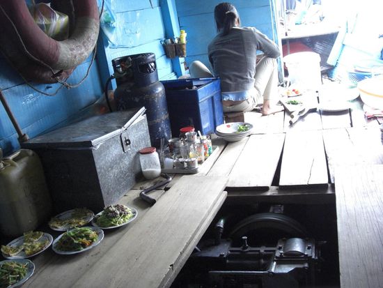 Bordkueche: Links das bereits fertige Essen, vorne der offene Motor und hinten wird fleissig gekocht 