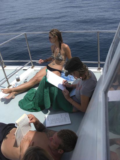 Vera macht ihre Prüfung - umringt von 3 Tauchlehrern ;-(