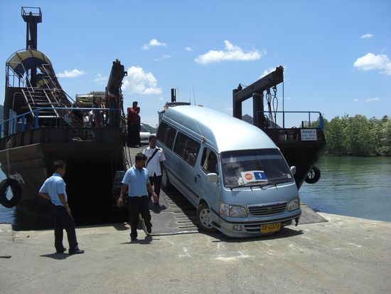Komplizierte Fahrmanöver, auf dem Asphalt die Spuren leidgeprüfter Fahrzeuge