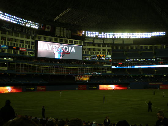 Das waer doch mal ein Fernseher!!!
Dahinter sind die Hotel Suiten mit Blick aufs Spielfeldd