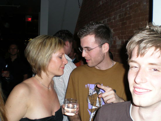 Wie zum Beispiel diese Junge Dame hier...
Naja gut ich sehe auch schon nicht mehr so ganz frisch aus!