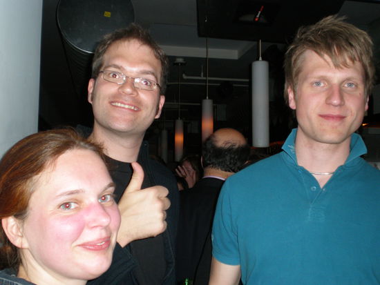 Der Rest der lustigen Truppe
Daumen hoch! Die Drinks sind schliesslich guenstig und gut!