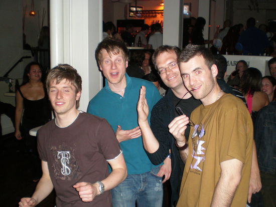 Jaja, war schon echt ein netter und lustiger Abend und meine Augen haengen auch schon wieder auf Halbmast!