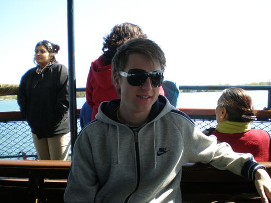 Philipp auf der Faehre, Gott sei Dnak bei leichtem Seegang 