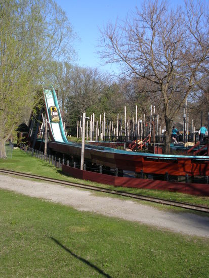 Voila, die Wildwasserbahn!
Naja da sind Phil und ich ja durch Wonderland schon besseres gewohnt *pff*
