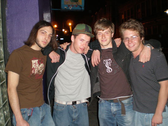 Foto vom ersten team Bonding Event aus dem leider nix geworden ist, da der Shene ganz rechts seinen Ausweis vergessen hatte und den Tuerstehern bei mir der deutsche Ausweis nicht gereicht hat und ich natuerlich keinen reisepass dabei hatte!