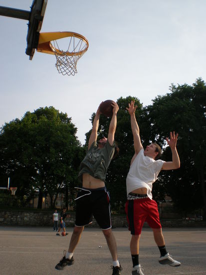 Ging ganz schoen zur Sache! Lins im Bild ist Jake beim rebound und rechts Uri!