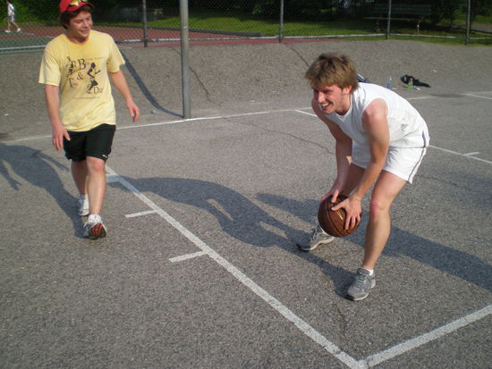 Auf diesem Bild sieht man aber den richtigen Profi (ganz in weiss), dass phenomenale Ballgefuehl kann man auf diesem Bild leider nur erahnen! 