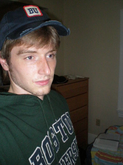 Zum Abschluss hier noch ein Bild von mir in meiner BU Kluft mit Kapp und Hood!
Besonders zu beachten ist rechts im Hintergrund das aufgeschlagene Buch was zeigt wie fleissig ich hier bin 