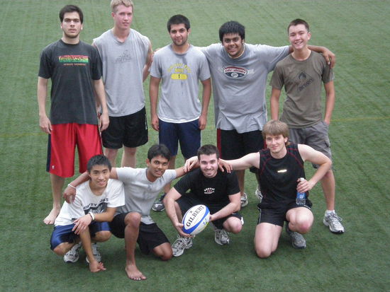 Unsere Rugby Truppe von rechts nach links: (hintere Reihe) Dimitrios, Tom, Vashal,...hab den Namen vergessen ,
(vordere Reihe) Wong, Ashan, Arthur und den Anderen kennt ihr ja!