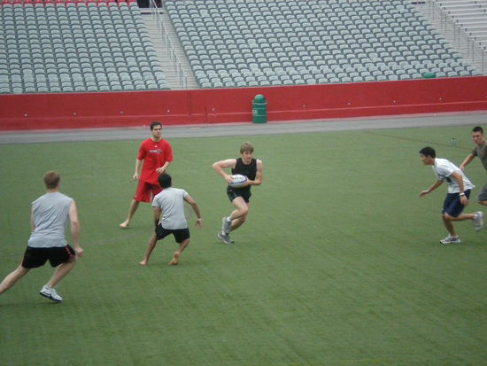 Das mit dem Ball bin ich! Trotz der drei leute die auf mich losstuermen habe ich den Punkt gemacht!!!