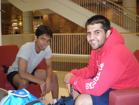 Ashan und Vaishal im Rec Center (Fitness Center) kurz vorm schwimmen!