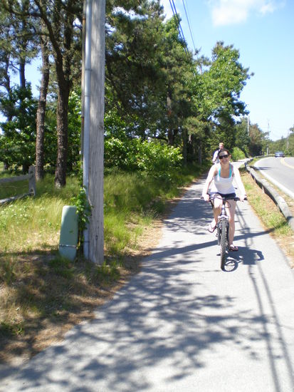 Lauren und im Hintergrund Tom beim radeln