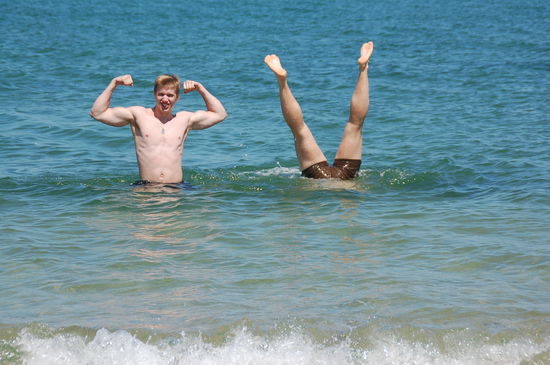 Tom und ich (das rechts im Bild sind meine Beine) beim planschen im Wasser