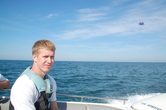 Im Vordergrund Tom und im Hintergrund bin ich. Ganz schoen weit weg!!!