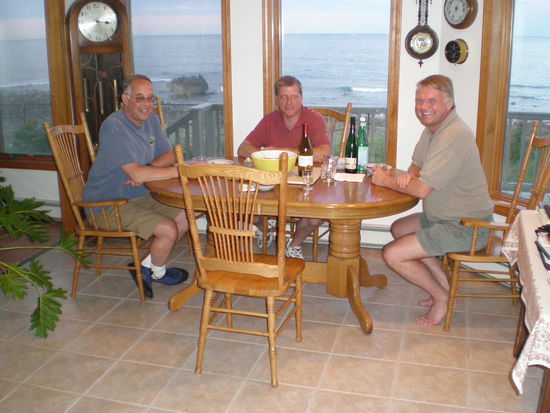 Es scheint doch allen geschmeckt zu haben, zumindest sehen alle noch recht lebendig aus. Links im Bild Ron A. (das geburtstagskind), rechts Ron P. alias "P" und in der Mitte Wayne.