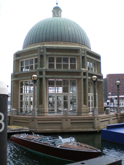 Nettes kleines Boot am Anleger, ich wette da gehoert noch ein groesseres Boot dazu...