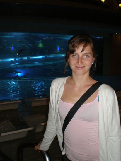 Laura vor unserem Hotelpool. Im Hintergrund sieht man die Rutsche!