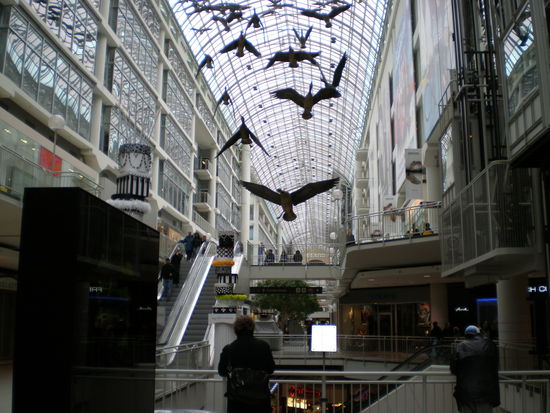 Eaton Center, Shopping Mall ueber drei Etagen, nach eigenen Angaben ueber 800 Geschaefte