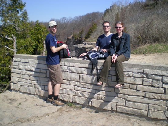 Na, wer macht denn da schon schlapp???
(von links nach rechts: Ludovic (Trainee aus France), Sebastian(Kollege aus Deutschland), Nicole(seine Frau, die jetzt auch hier in Toronto lebt)