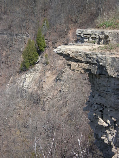 An den Felswaenden ging es ganz schoen steil bergab!!!