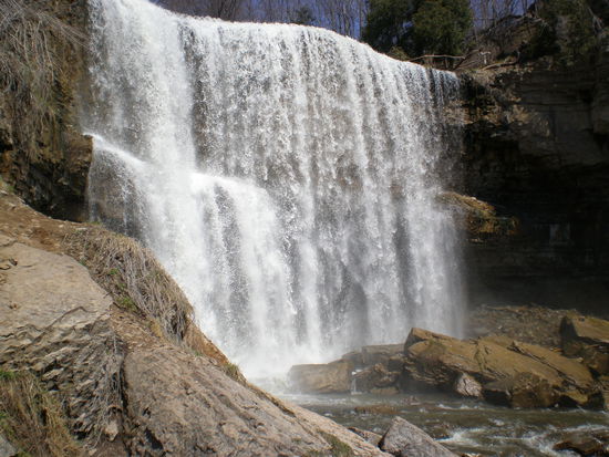 Die Webster Faelle, echt schoen, besonders ducrh den kuehlen Wassernebel der Faelle