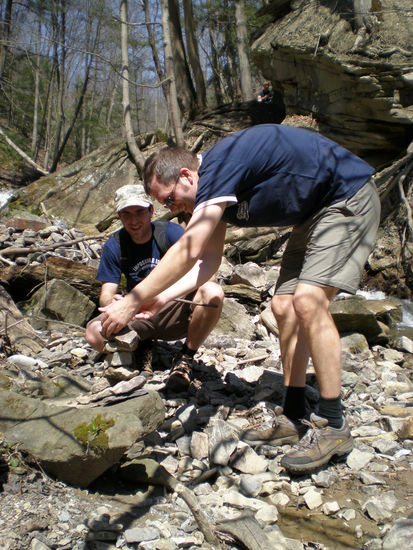 Ludovic und Sebastian bauen das Symbol der olym. Spiele 2010 in Vancouver nach