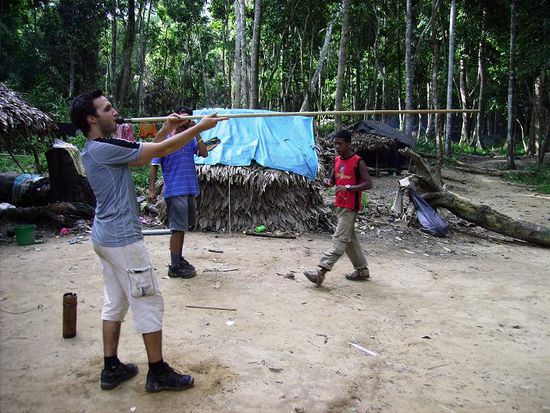 Volle Konzentration fuer einen praezisen Schuss mit dem Blasrohr.