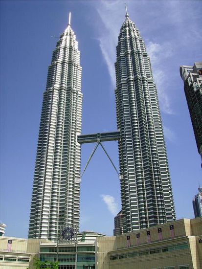 Die Petronas Towers mit dem KLCC (Einkaufszentrum) davor