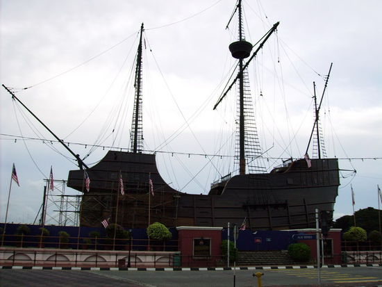Nachbau eines Bootes in der Naehe des Hafens