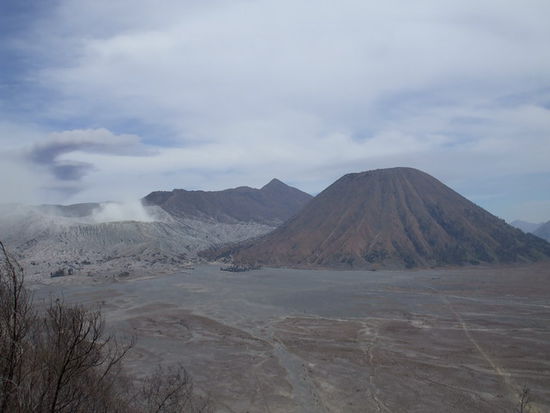 Mount Bromo (links, rauchend) und Batok (rechts)