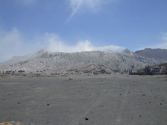 Am Fuss des Mount Bromo befindet sich ein buddhistisches Kloster.
Die Architekten haetten sich vielleicht mal Gedanken ueber die Lage machen sollen