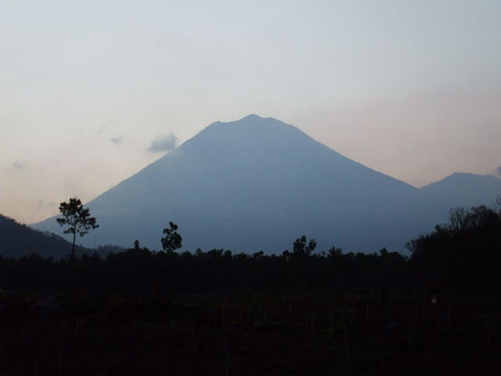 Semeru aus "kurzer" Distanz kurz nach Sonnenuntergang