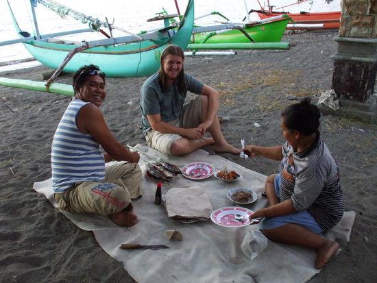 Beim Barbecue am Strand