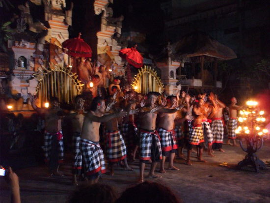 Maenner beim Kecak