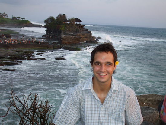 Dominik auf einem Aussichtspunkt mit Tanah Lot im Hintergrund
