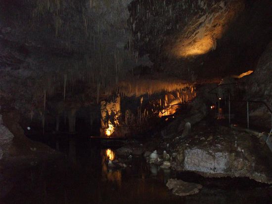 Der Lake Cave - Innen beleuchtet