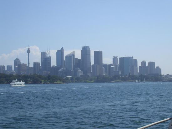 Sydney-Skyline von der Faehre aus