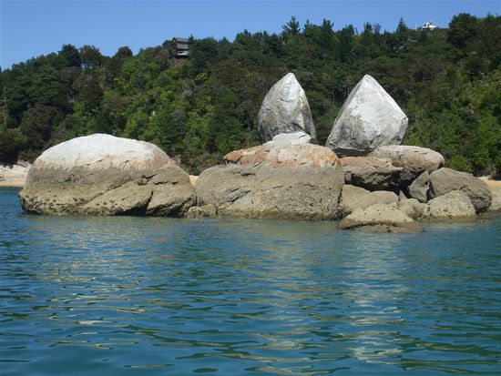 zwei Apfelhaelften aus Stein