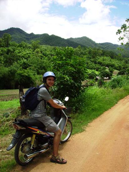 ... um danach wieder Vollgas zu geben.
(Nummernschilder und Motorradfuehrerscheine sind in Thailand wohl eher unueblich)