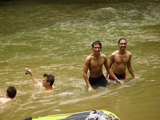 Arne, Christophe, Stu und ich beim Baden nach dem Rafting