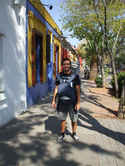 Dominik mit dem Rucksack unterwegs