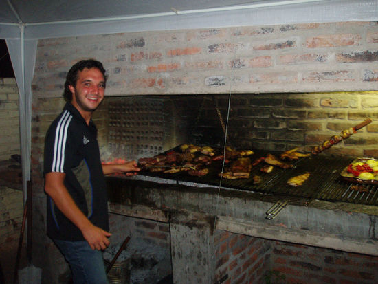 Dominik beim Grillen