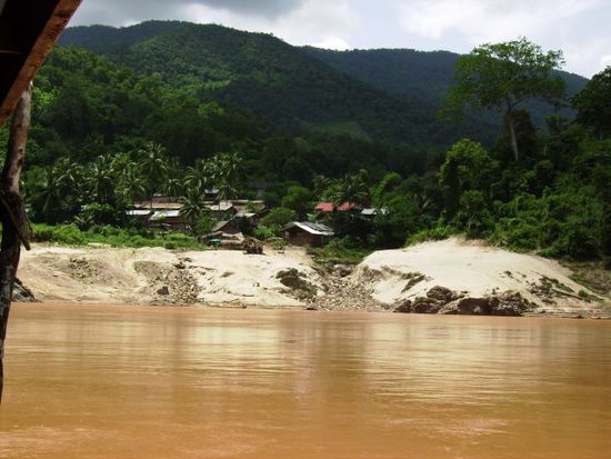 Eines der wenigen Doerfer entlang des Mekongs bis Luang Prabang